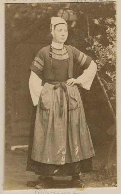 Woman standing in front of a tree