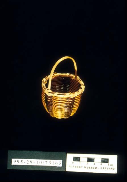 Miniature plaited carrying basket with handle