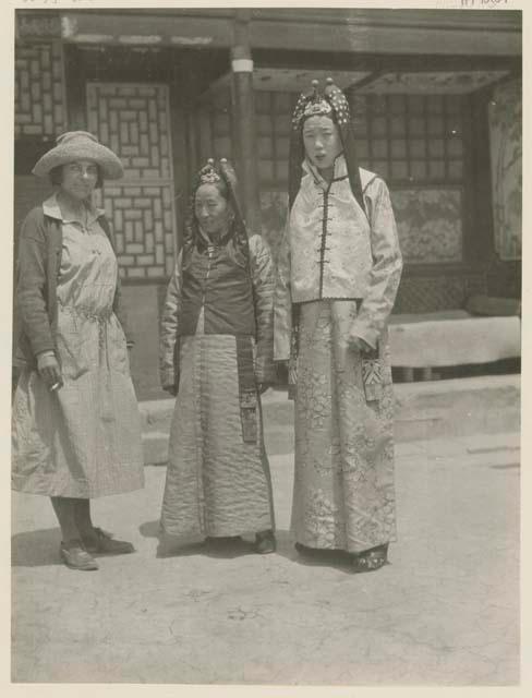 A Manchu bride with her mother and American visitor