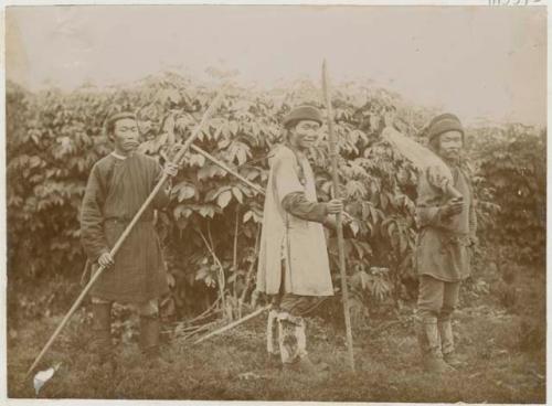 Three men prepared to hunt bears