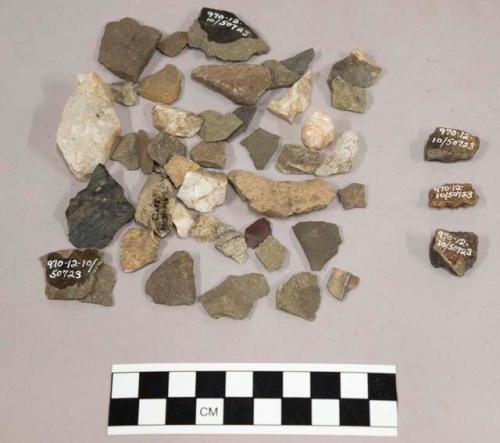 9 frags quartz; 3 fragments unglazed pottery; fragment clay (?); 72 fragments st