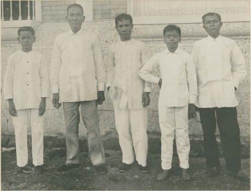 Group of Tagalog men who are house servants