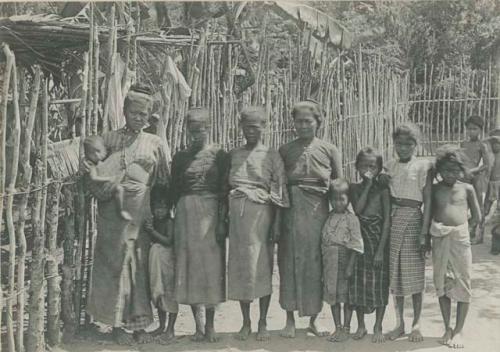 Group of Tagbanua women and children