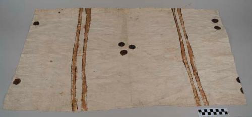 Tapa cloth, white field, three dots at center, two parallel bands at ends. Field