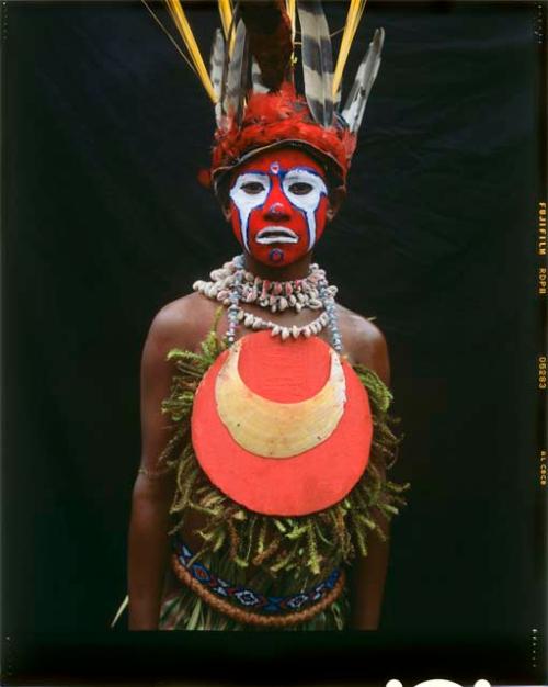 Color image: Sing-Sing performer, Enga show, Wabag