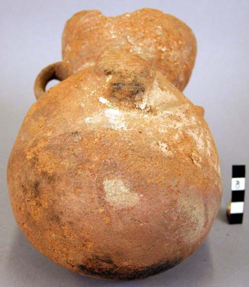 Pottery vessel with round body