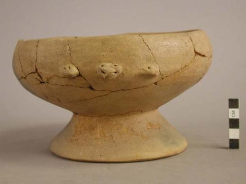 Pottery vessel with pedestal base
