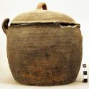 Clay cooking pot with one handle and lid