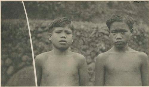 Tu-gi-'nai (left) standing with Kiñ-giñ-'an (right)