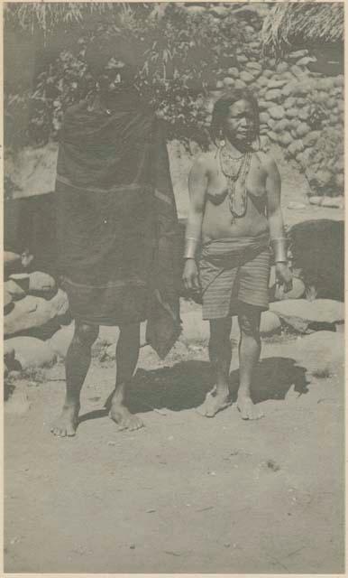 Nad-ya-'han standing with his wife