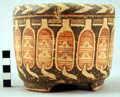 Yojoa polychrome low tripod pottery vase, Mayoid style