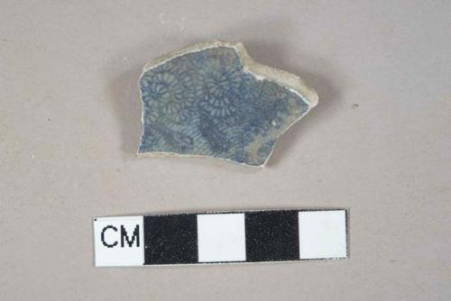 blue on white transferprinted ware, lead glaze, heavily burned, white paste, base fragment with foot ring