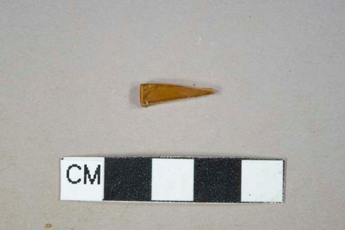 Light amber vessel body glass fragment