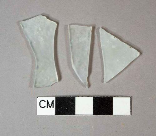 Colorless flat glass fragments, frosted or patinaed