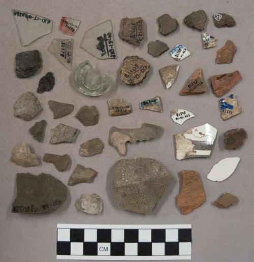 2 glass, 4 pottery, 1 pottery fragment, 4 pottery sherds with blue glaze, 1 meta