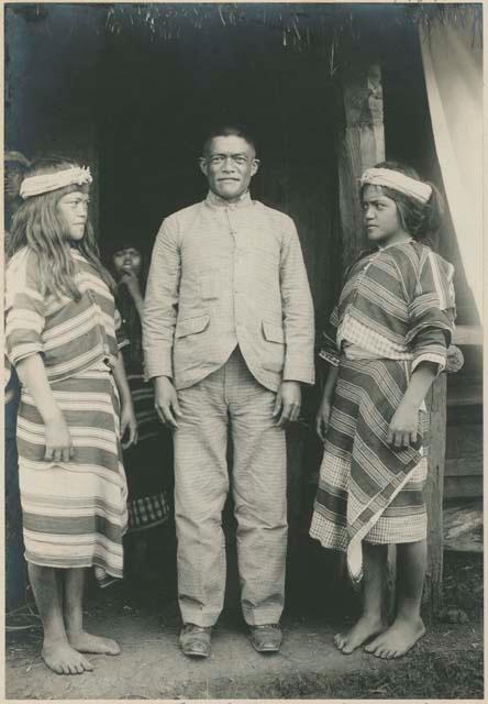 Loyan and his two sisters