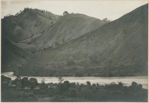 Houses along Agno River at  Ambuklao