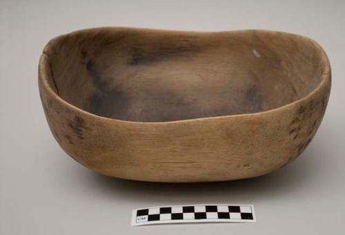 Cradle-shaped wooden bowl (10 1/4") ("imbehe")