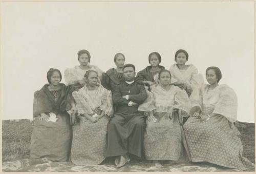 Padre Nicanor sitting with his sisters, nieces, and friends