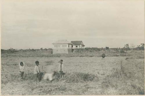 Children in front of a farmhouse in Peñaranda