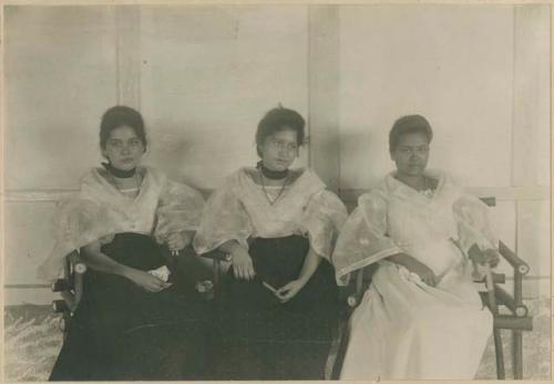 Group of young "mestiza" women of Bais