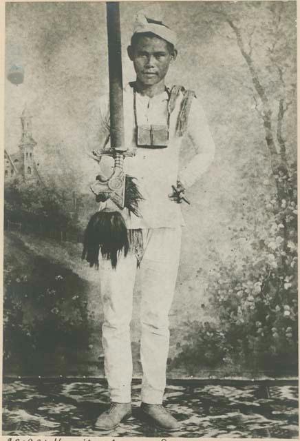 Man with kampilan sword