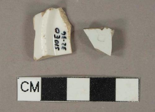 White undecorated porcelain vessel body and base fragments