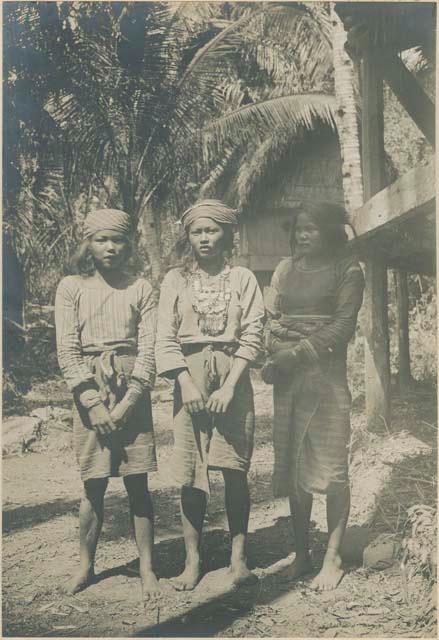 Three young Tingian women