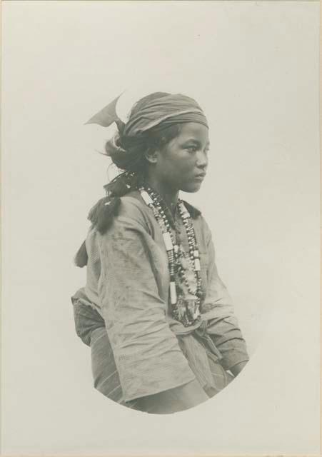 Young Tingian women