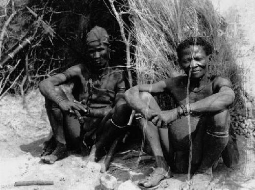 Debe (headman of Band 4) sitting with his wife, /Gasa, in front of a skerm