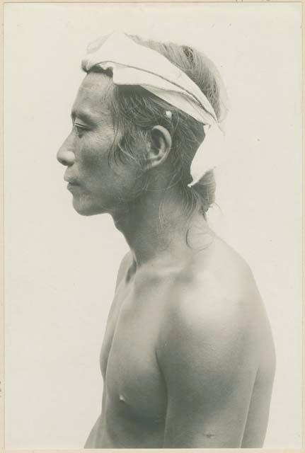 Tinguian man, showing typical dress, profile