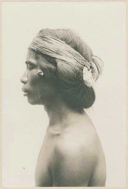 Tinguian man, showing typical dress, profile