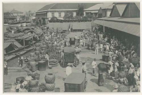 River landing at Quinta market, produce