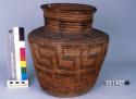 Jar-shaped basket. Geometric designs. 26x27.5 cm. (diameterxheight).
