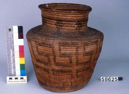 Jar-shaped basket. Geometric designs. 26x27.5 cm. (diameterxheight).