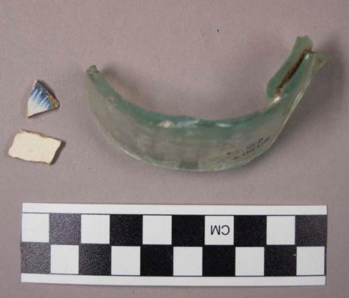 1 green bottle glass, 2 earthenware sherds including 1 pearlware with shell edge