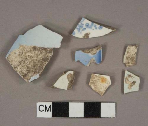 Blue and white lead glazed earthenware vessel rim and body fragments, light buff paste, 1 fragment transferprint decorated