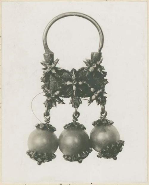 Gold earring with false pearl, Ilocos