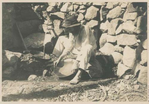 American miner Revis panning, Antimok River