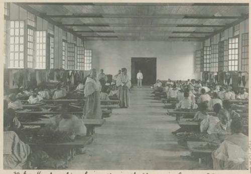 People making cigarettes by hand in "Compania General"