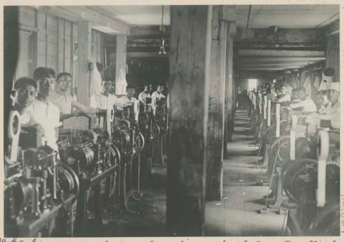 Men making cigarettes with machines