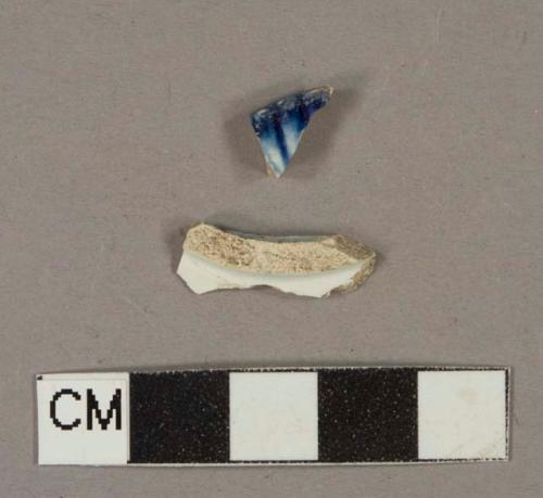 Blue shell-edged pearlware vessel body and rim fragments, white paste