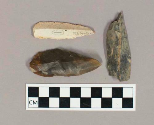3 Flint central spalled burins, type A 1. Example from Abri Maury has broken tip
