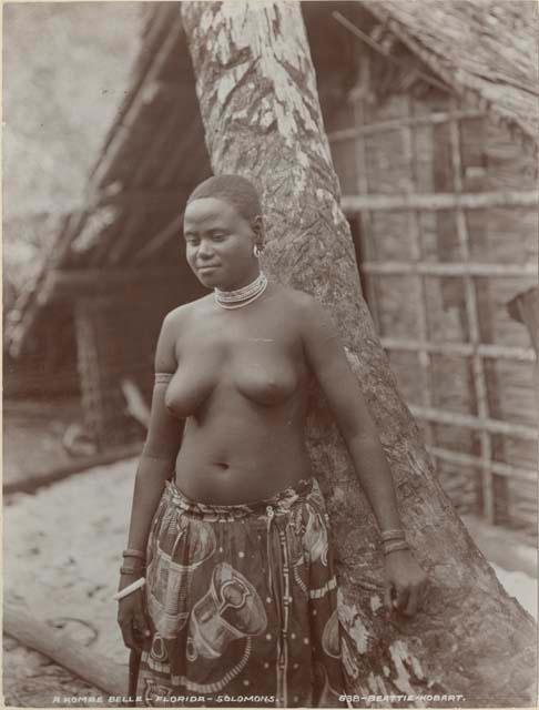 Woman standing in front of a tree in front of a house