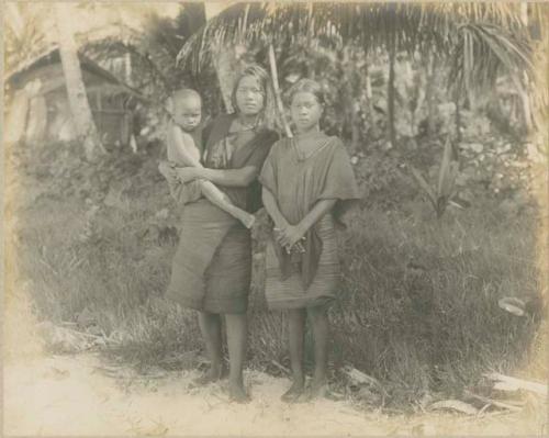 Young women and child in Chuuk (Caroline Islands)