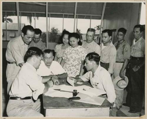 Photograph of Guamian voters registering