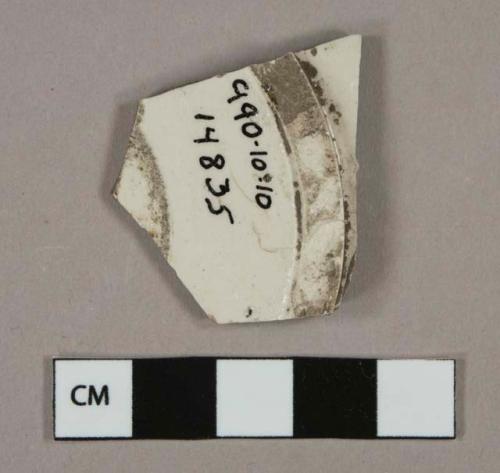 White undecorated salt-glazed stoneware vessel base fragment, gray paste