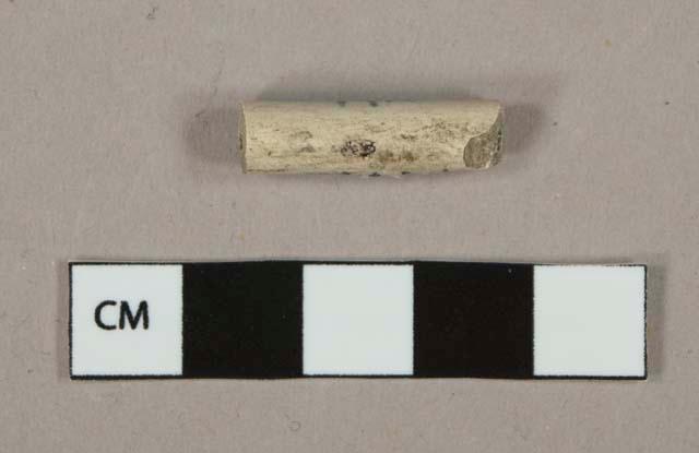 White undecorated kaolin pipe stem fragment, 4/64