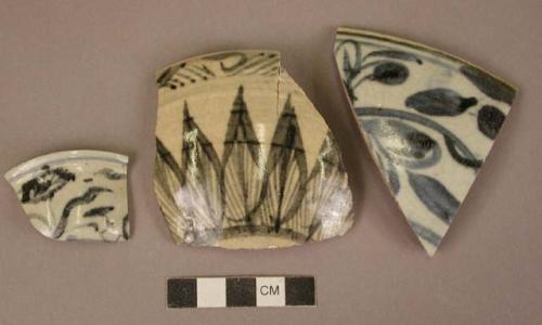 Blue and white rim potsherds - floral & geometric designs