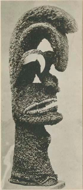 Anthropomorphic head of wicker and feathers